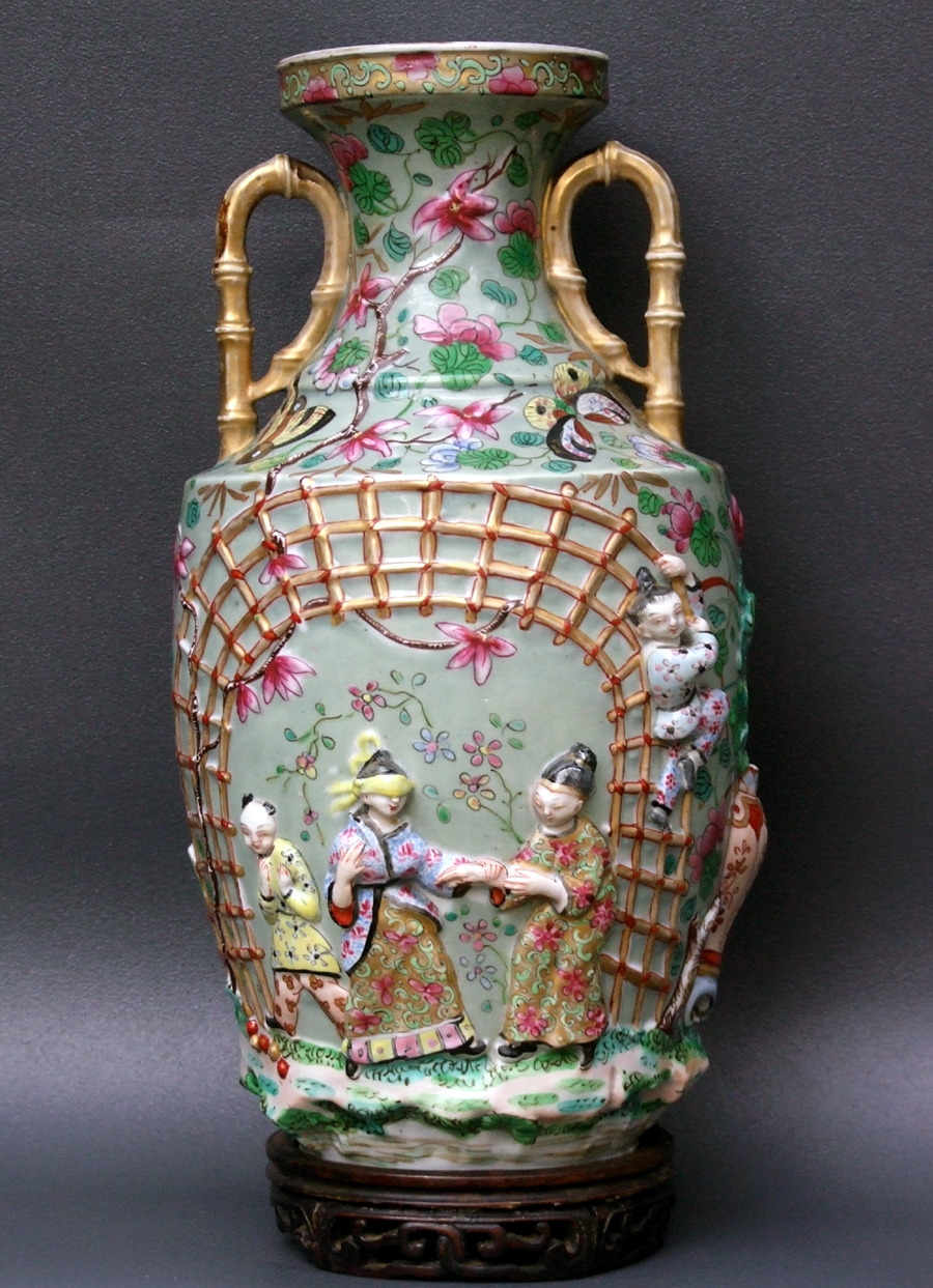 Vase en porcelaine de Bayeux  dcor en haut relief de scnes chinoises  