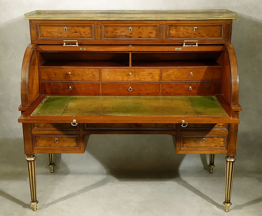 Bureau cylindre en acajou moucheté et ébène, Paris époque Louis XVI, ouvert avec tirette de face