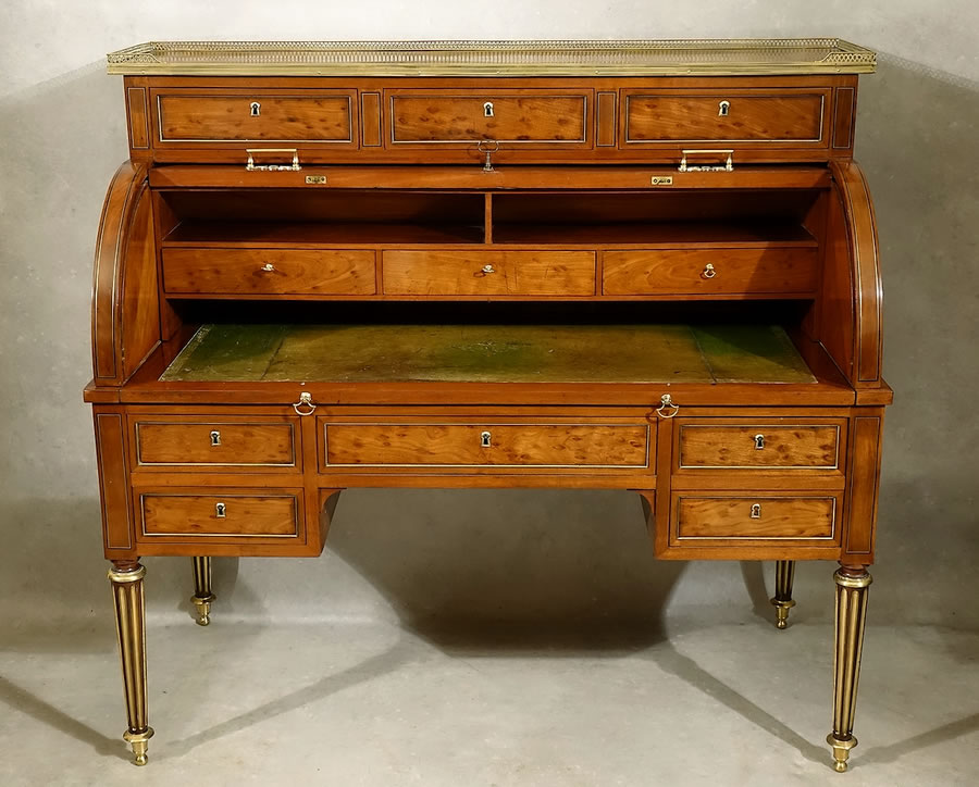 Bureau cylindre en acajou moucheté et ébène d'époque Louis XVI, ouvert de face