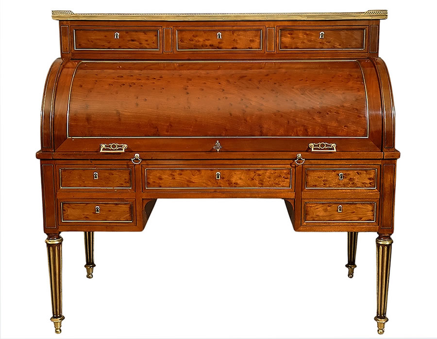 Bureau cylindre en acajou et placage d'acajou moucheté d'époque Louis XVI, de face
