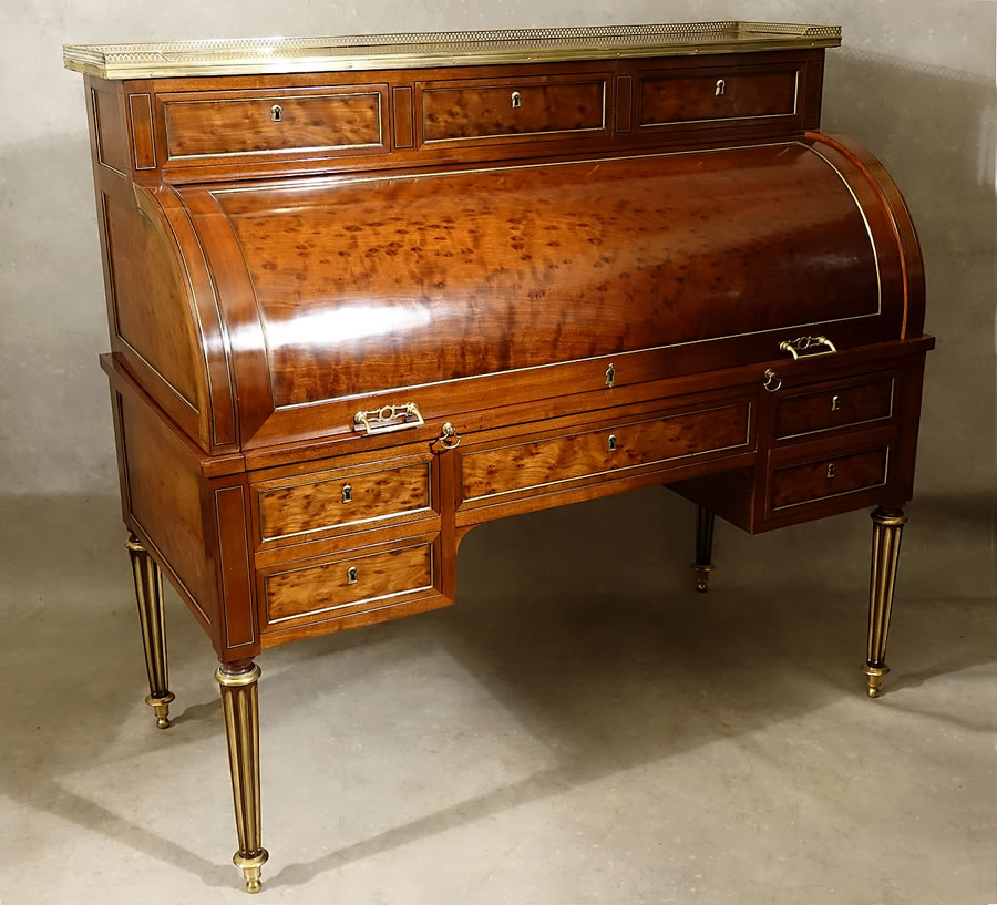 Grand bureau cylindre en acajou moucheté et ébène  Paris époque Louis XVI, de trois-quarts