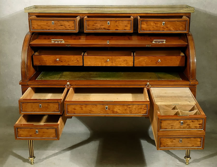 Bureau cylindre en acajou moucheté et ébène d'époque Louis XVI, grand ouvert de face