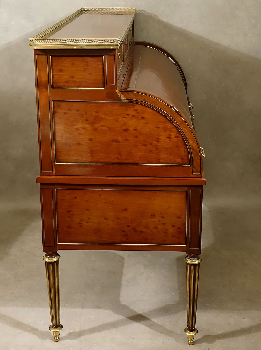 Bureau cylindre en acajou moucheté et ébène d'époque Louis XVI, vue de côté