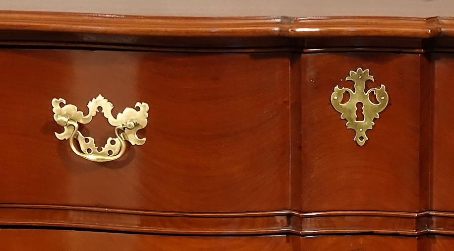 Commode de port en acajou massif  XVIIIe de Boulogne-sur-Mer, garniture de laiton 