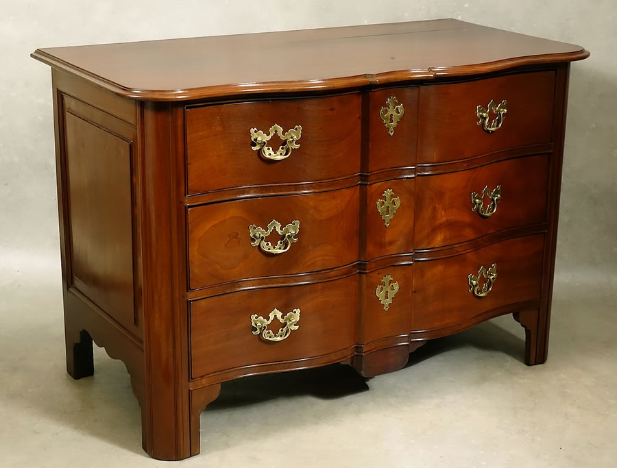 Commode de port Louis XIV en acajou massif, de trois-quarts gauche