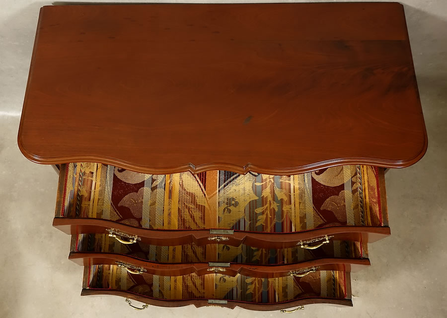 Commode de port Louis XIV en acajou massif, vue de la garniture de tissu des tiroirs