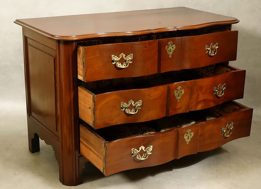 Commode de port Louis XIV en acajou massif, de trois-quarts avec tiroirs ouverts