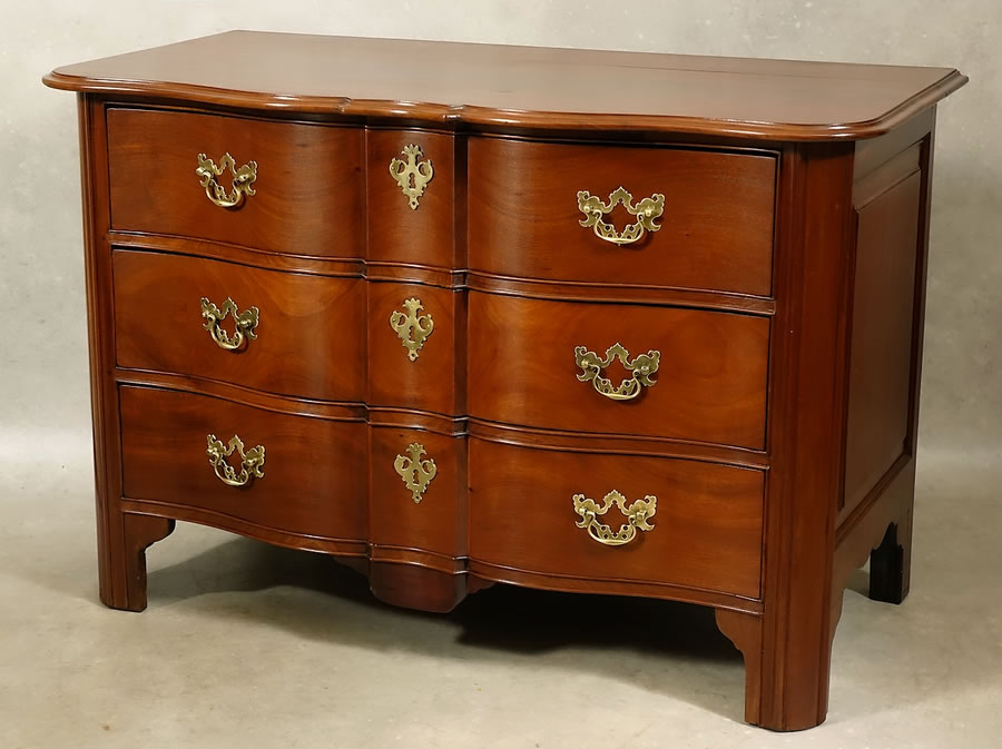 Commode de port Louis XIV en acajou massif, de trois-quarts droit