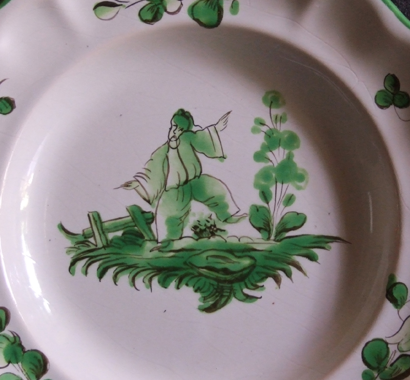 Assiette en faence au chinois en camaeu vert