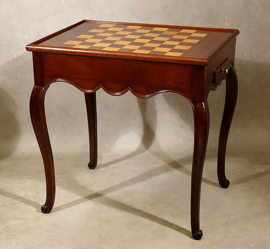 table à jeu de tric-trac et d'achec en acajou massif Nantes XVIIIe siècle