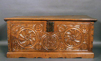 Coffre-en-noyer-sculpté-Auvergne-Époque-Louis-XIII