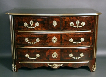 Commode-Louis-XIV-parisienne-marquetée-plateau-décor-géométrique-et-lingotiere