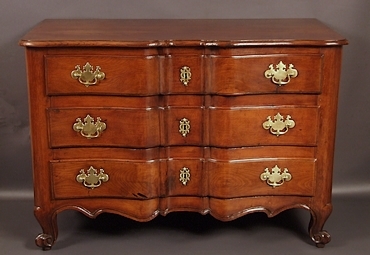 Solid-chesnut-shaped-commode-Rance-Valley-Saint-Malo
