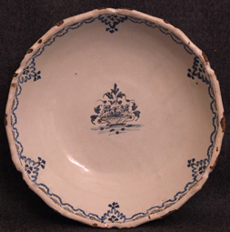 Jatte-godronnée-faience-Lille-Décor-corbeille-fleurie.jpg