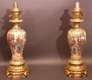 Paire-lampes-petrole-porcelaine-de-Chine-montures-bronze-dore