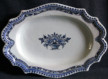 Faience-plat-Lille-decor-corbeille-fleurie.jpg
