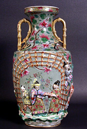 Paire-vases-porcelaine-Bayeux-décor-relief-scènes-chinoises-Période-veuve-Langlois