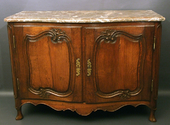 Ancien-buffet-galbe-lillois-en-chene-massif-mouluré-et-sculpte-dit-buffet-de-chasse-a-dessus-de-marbre-rouge-de-Belgique