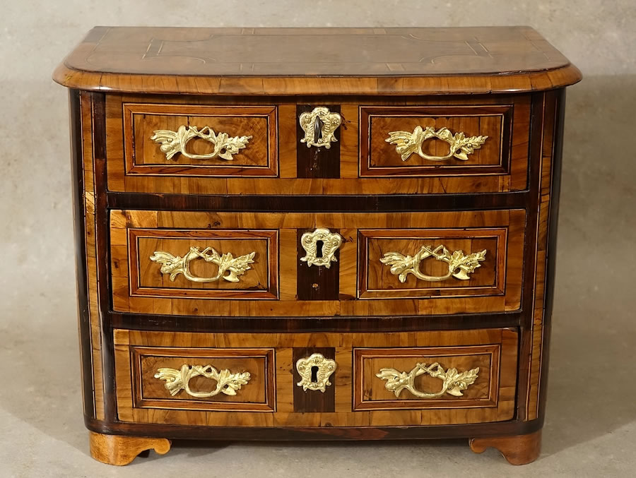 Petite commode de maîtrise Louis XIV en placage marqueterie dauphinoise d'époque XVIIIe