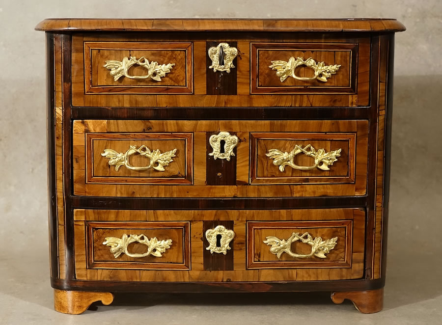 Commode de maîtrise Louis XIV en placage marqueterie du Dauphiné Grenoble époque  d'époque 18e