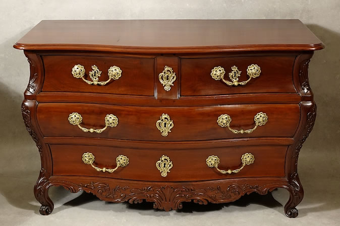 Commode de port bordelaise sculpt&eacute;e toutes faces en acajou massif